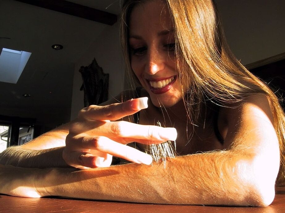 21P La MILF amateur Lori Anderson hace alarde de sus brazos increíblemente peludos en el suelo