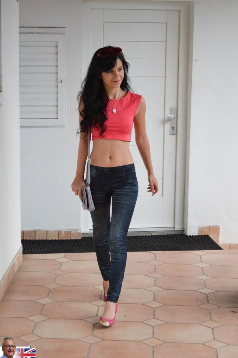 17P La superbe jeune adolescente Jessica enlève son jean moulant pour un casting chaud