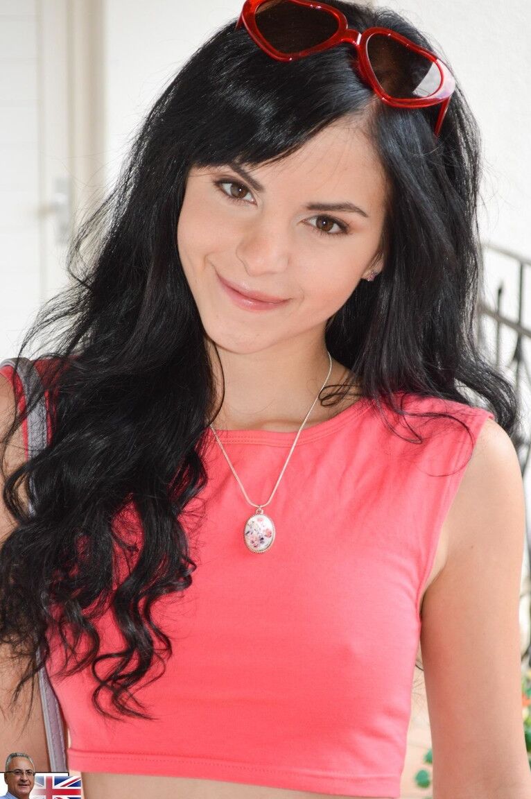 17P La superbe jeune adolescente Jessica enlève son jean moulant pour un casting chaud