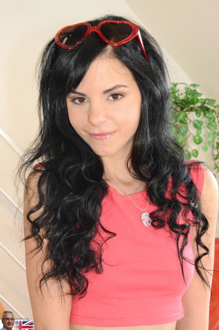 17P La superbe jeune adolescente Jessica enlève son jean moulant pour un casting chaud