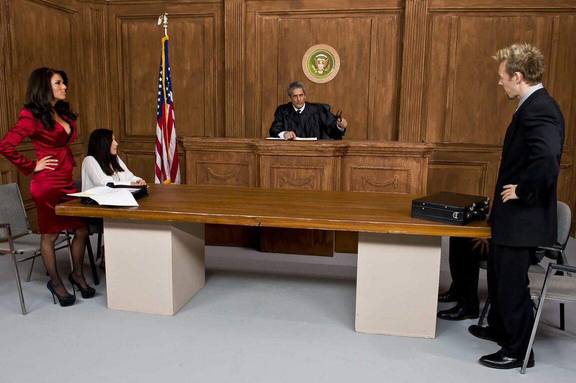 21P L'avocate Veronica Avluv fait jouir son client en baisant l'autre avocat