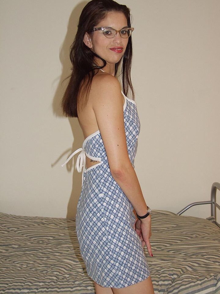 16P Geeky amadora Angelina tira o vestido e os óculos para suas primeiras poses nuas
