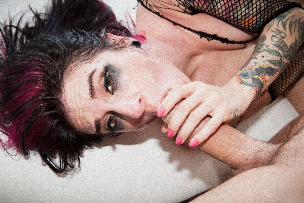 17P Die eingesperrte heiße Joanna Angel im Netz wird für Muschi-, Gesichts- und Analfick freigelassen