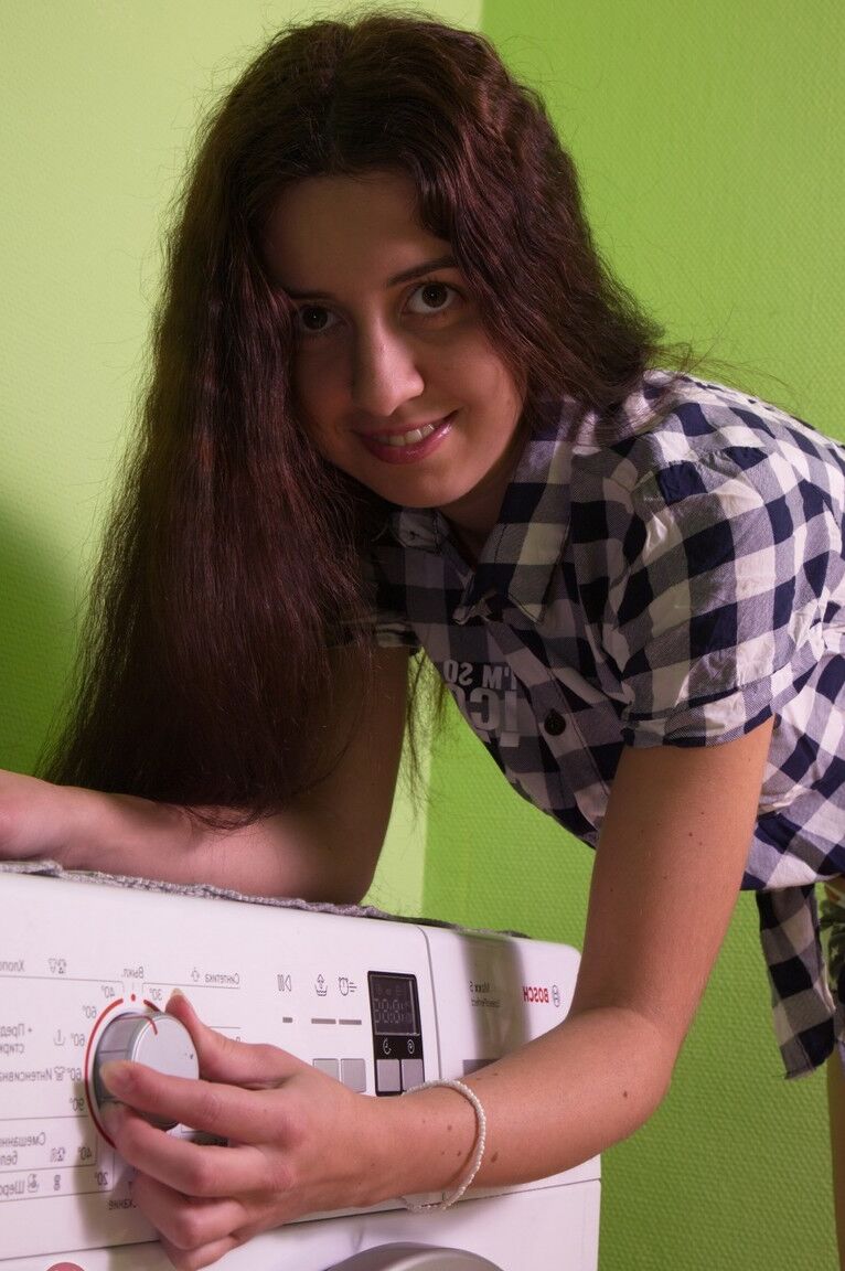 21P MILF empregada doméstica Dalila tira nudez