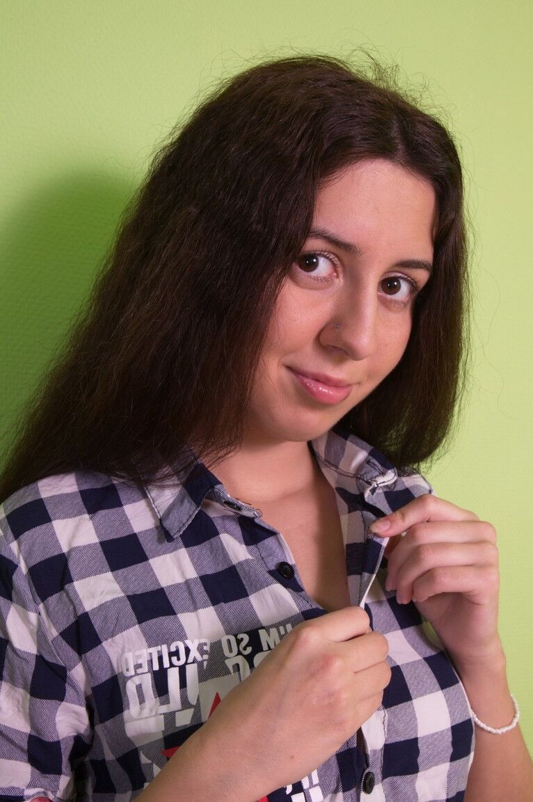 21P MILF empregada doméstica Dalila tira nudez