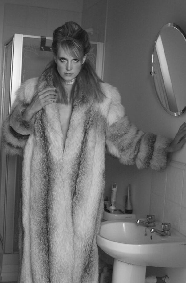 12P UK model Joceline Brook Hamilton removes a full-length fur coat to get naked