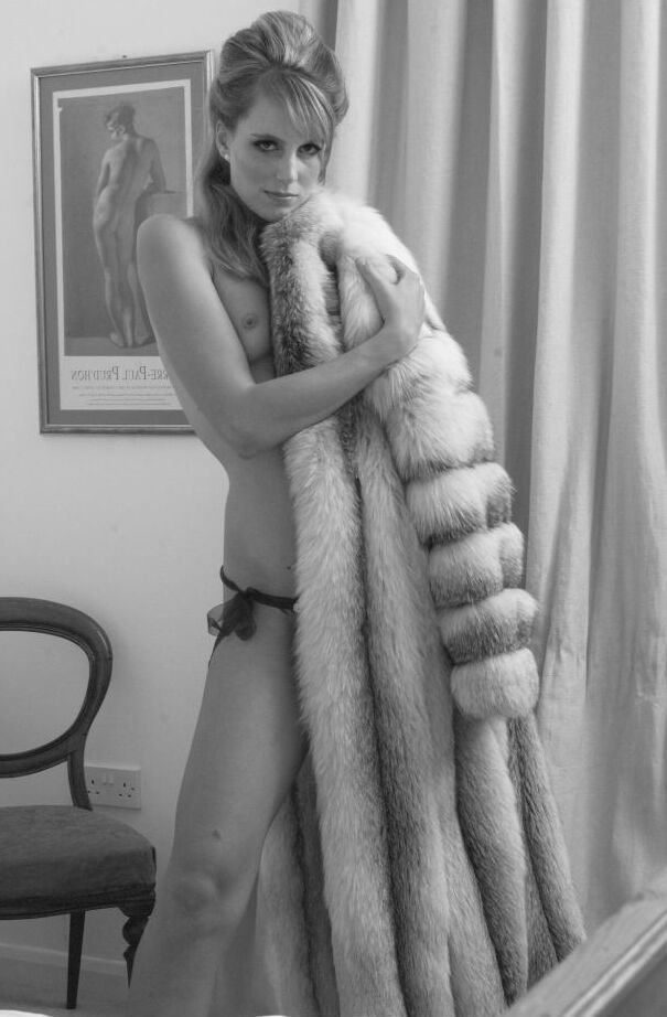 12P UK model Joceline Brook Hamilton removes a full-length fur coat to get naked