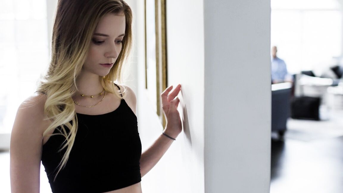 15P Die junge Blondine Riley Star wird von ihrem Stiefvater getröstet und gefickt