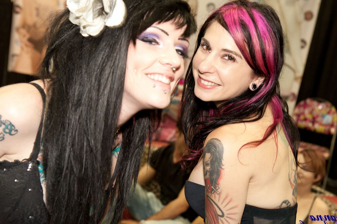 15P Garotas tatuadas se beijam e transam enquanto participam de uma convenção da indústria adulta