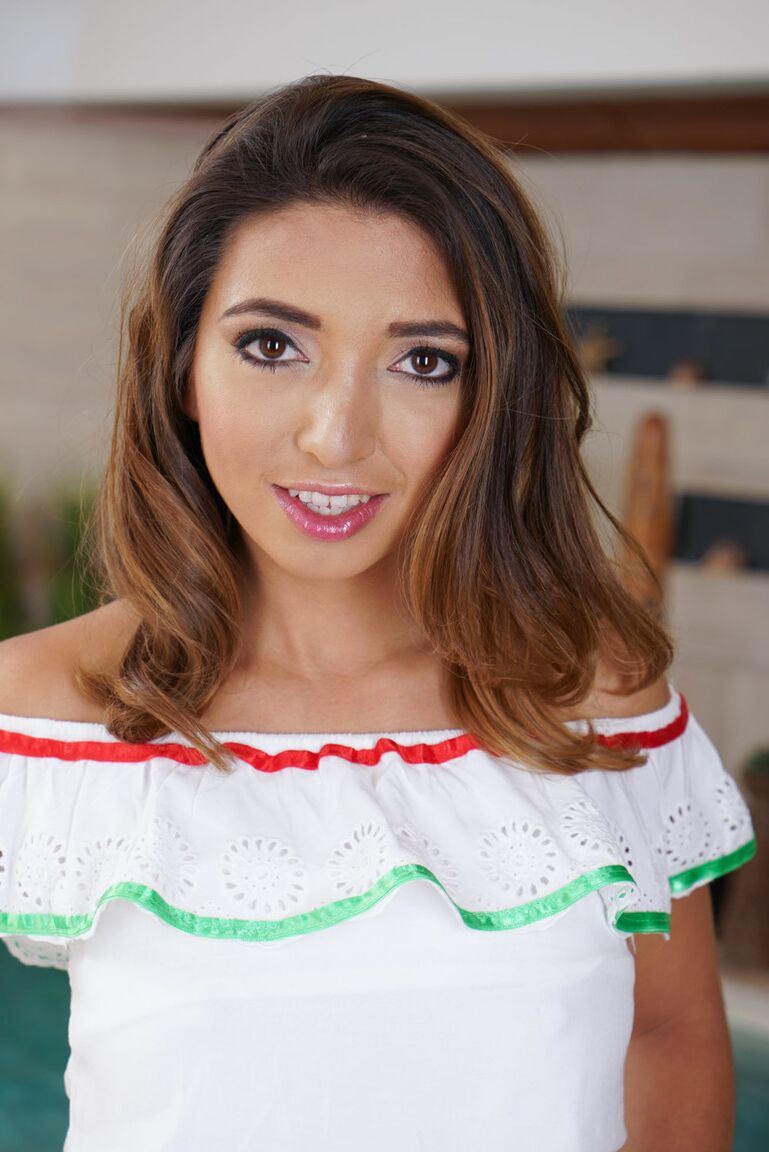 17P La encantadora morena mexicana Frida Sante se desnuda en la piscina cubierta