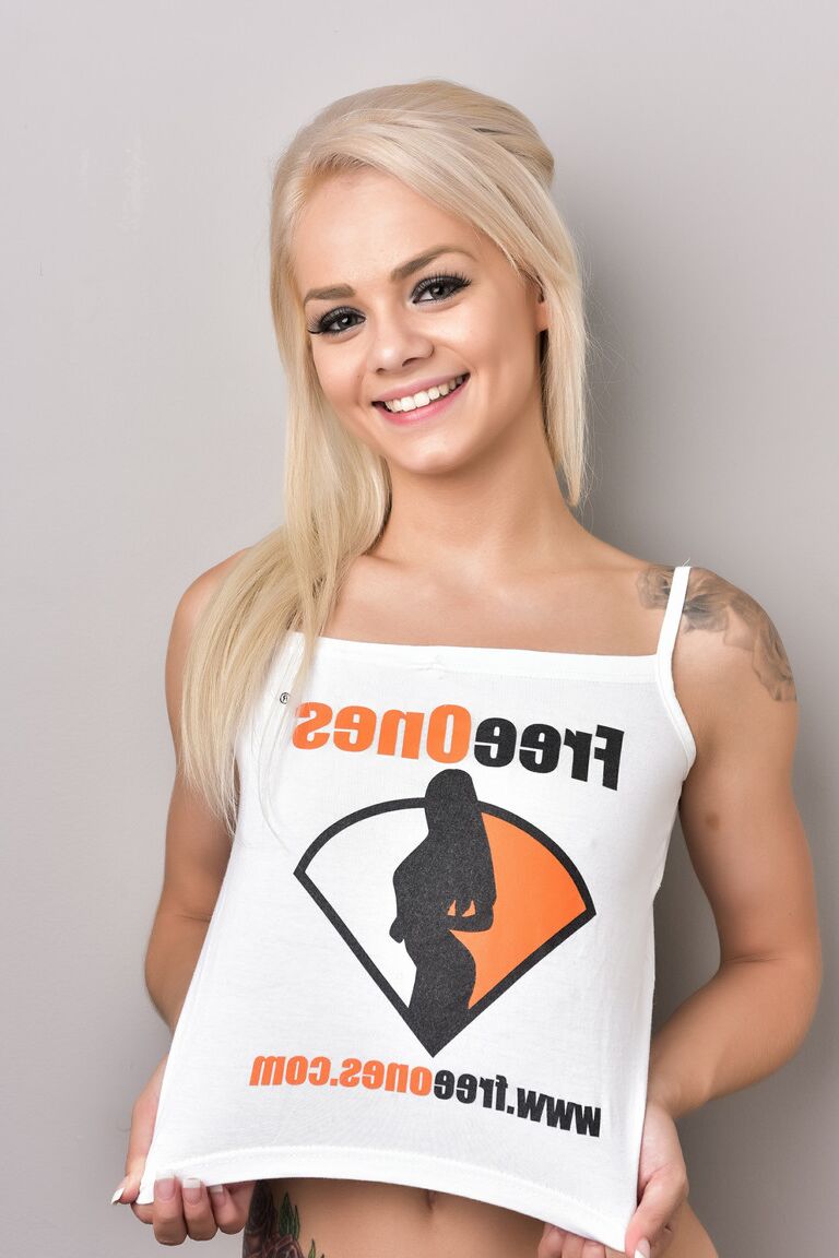 21P Elsa Jean, jeune blonde et maigre, pose sans fond dans un haut freeOnes