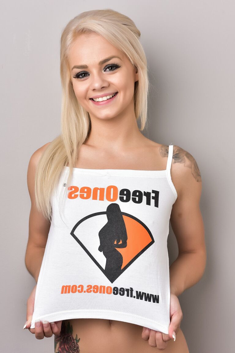 21P Elsa Jean, jeune blonde et maigre, pose sans fond dans un haut freeOnes