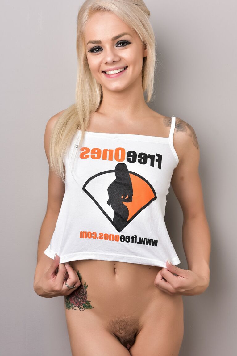 21P Elsa Jean, jeune blonde et maigre, pose sans fond dans un haut freeOnes