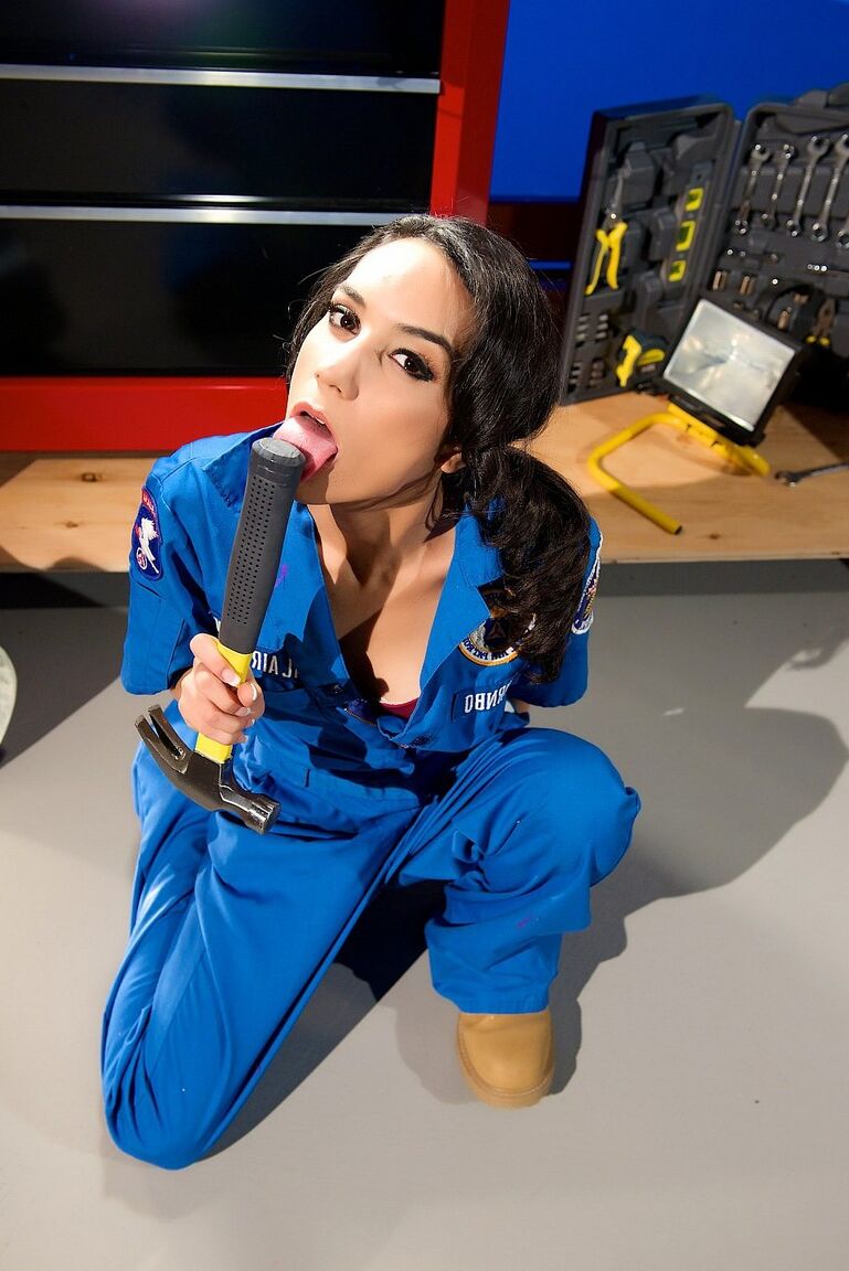 19P Tia Cyrus, une mécano latina maigre, s'agenouille pour une pipe dans un garage.