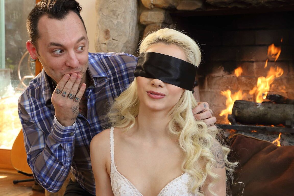 21P A adolescente loira de olhos vendados Elsa Jean bate e goza nos peitos minúsculos