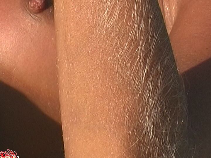 14P アマチュアモデルのロリ・アンダーソンがサングラスをかけた裸で毛むくじゃらの腕を披露