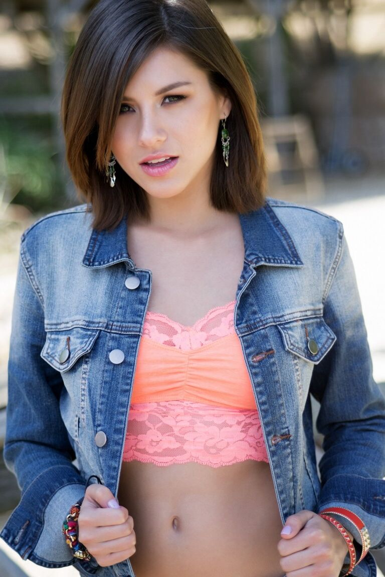 17P Linda morena Shyla Jennings descobre seios naturais
