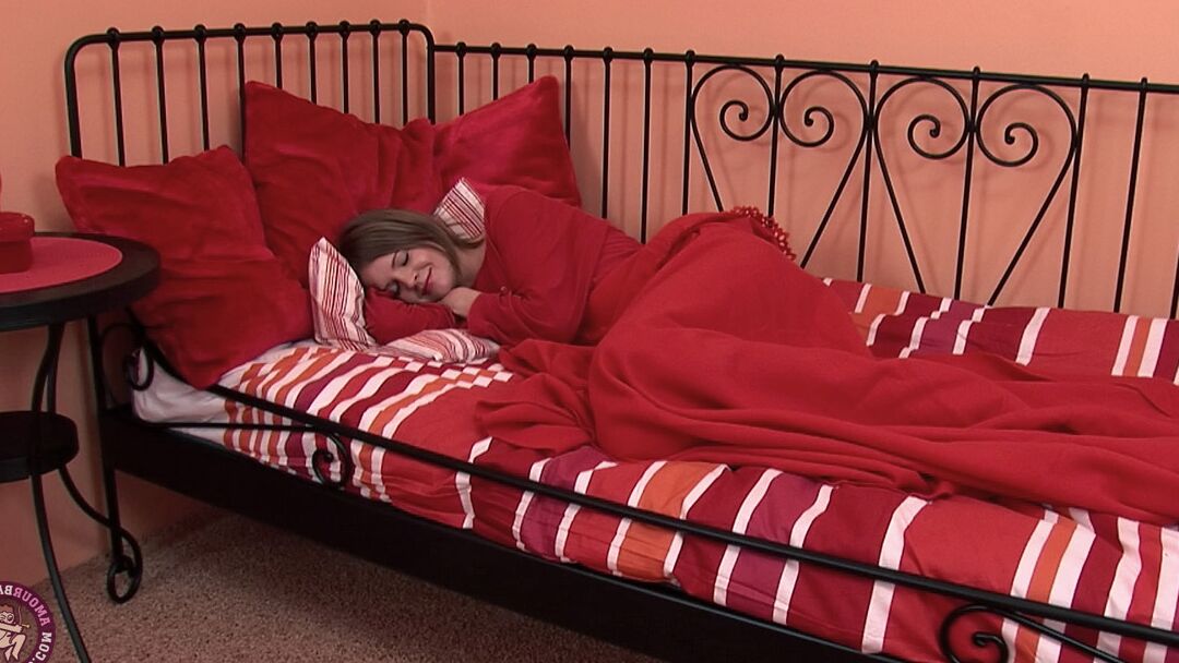 21P A insaciável gata amadora Mona dedilha apaixonadamente sua buceta apertada na cama