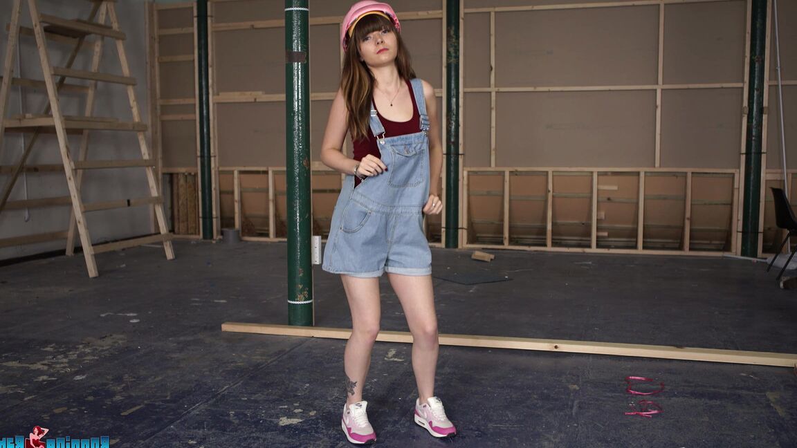 16P British amateur Helen White strips to running shoes on a construction site