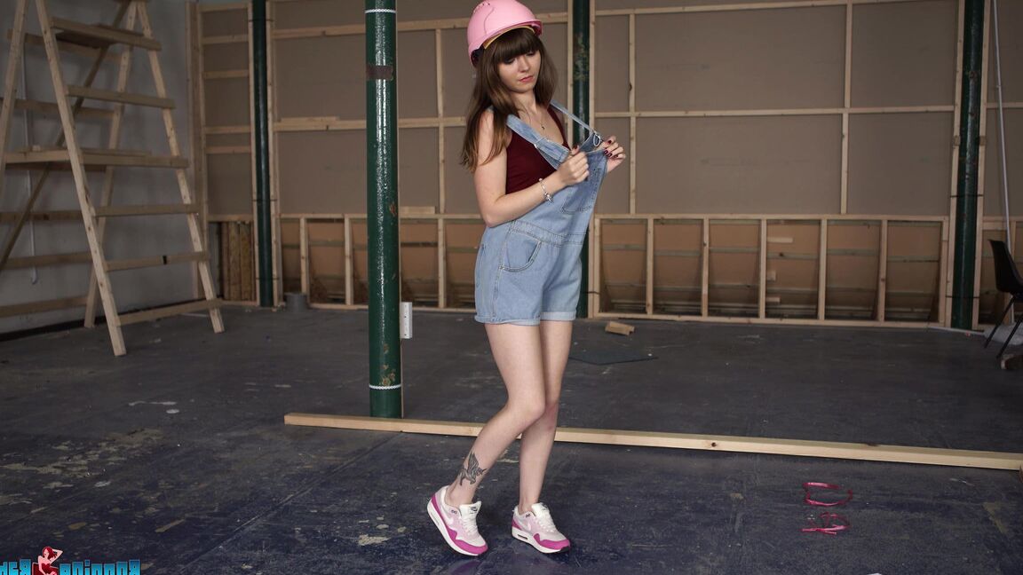 16P British amateur Helen White strips to running shoes on a construction site