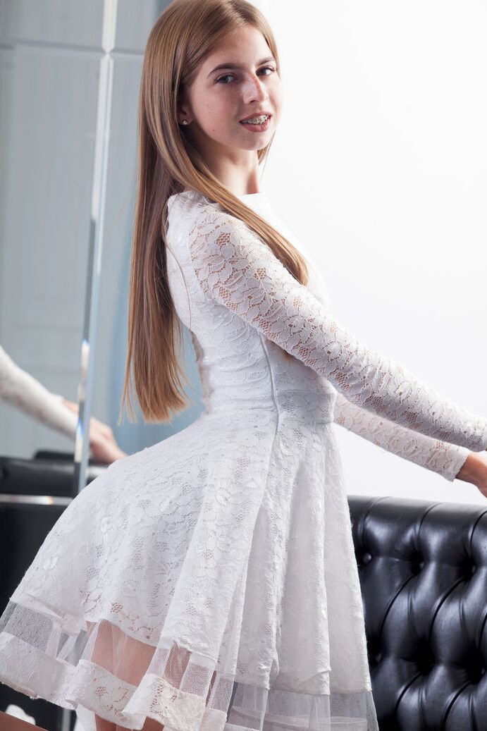 20P La jeune fille Rina enlève sa jolie robe pour poser totalement nue