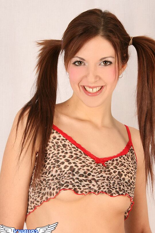 12P Adolescente fofo adora brincar com peitos empinados perfeitos