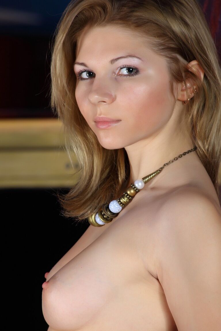 21P La sexy adolescente Heike A muestra sus pequeñas tetas y posa desnuda en solitario