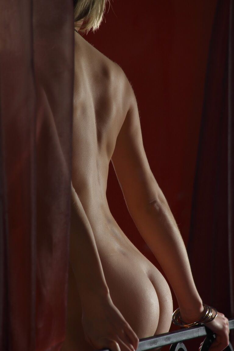 21P La sexy adolescente Heike A muestra sus pequeñas tetas y posa desnuda en solitario