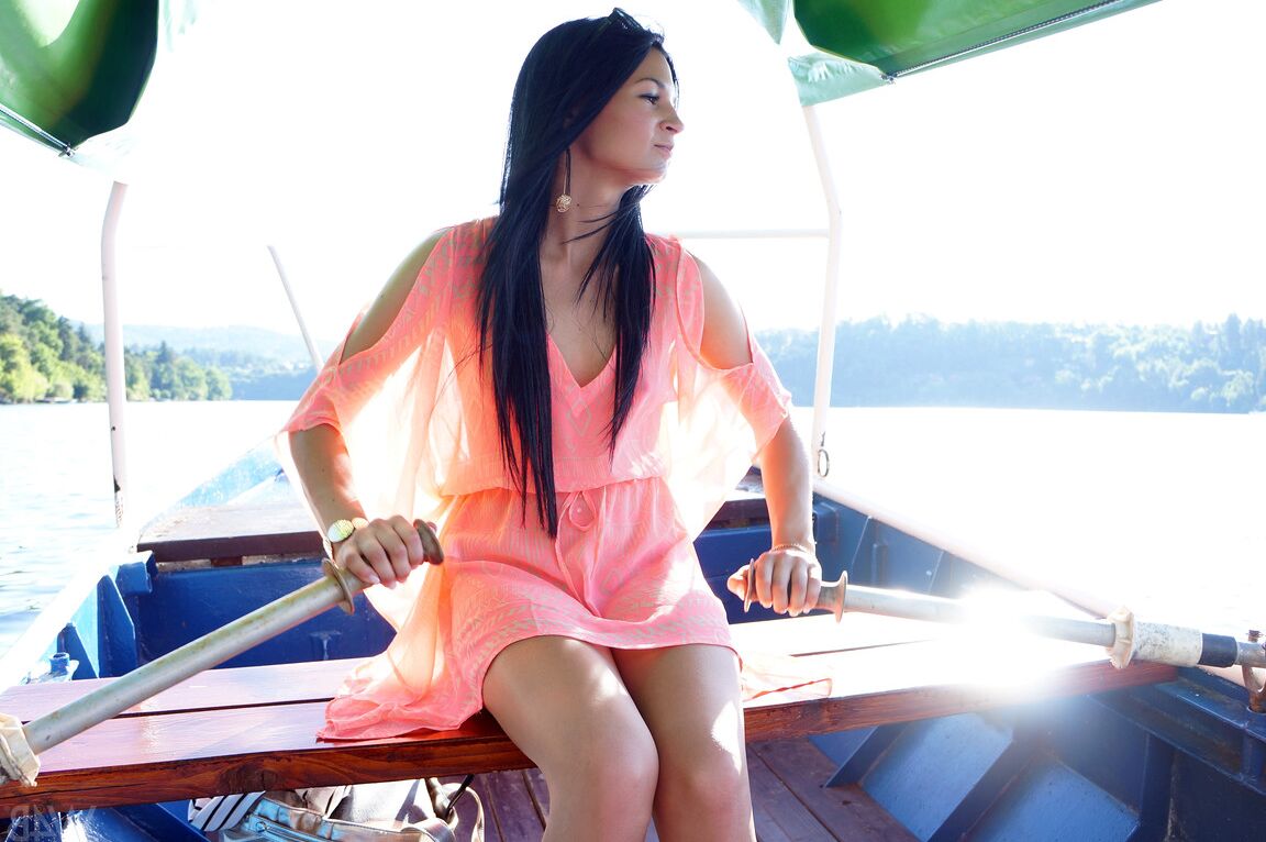 15P A adolescente europeia sexy Alicia tira o vestido transparente e toma banho de sol nua em um barco