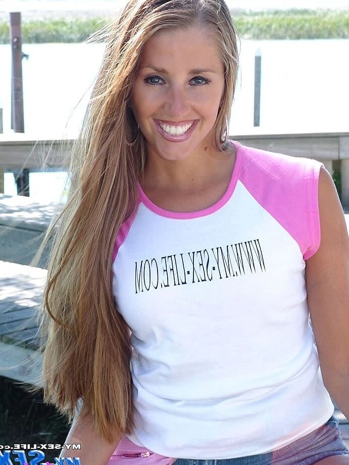 21P Lori Anderson, une amatrice amateur, montre ses seins, sa chatte et son cul sexy sur le quai.