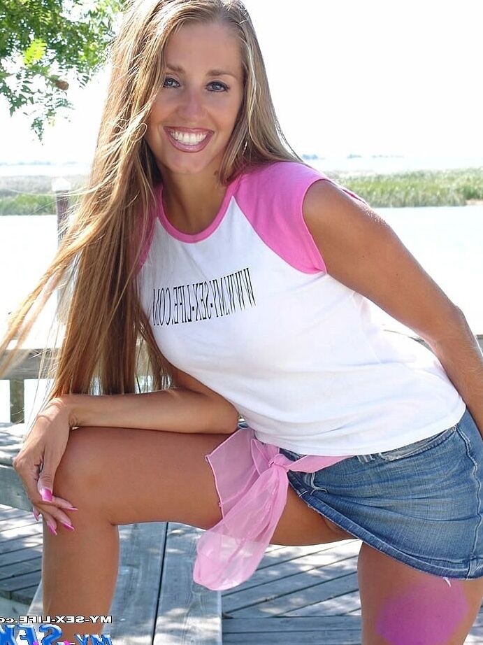 21P Lori Anderson, une amatrice amateur, montre ses seins, sa chatte et son cul sexy sur le quai.