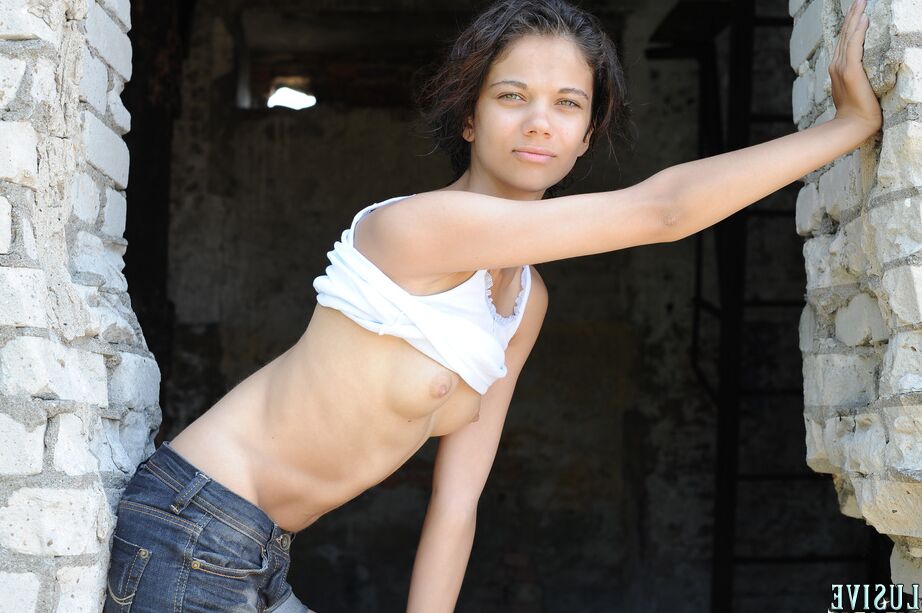 20P Die schlanke Teenagerin Tina zieht Tanktop und Jeansshorts aus, um draußen nackt zu posieren