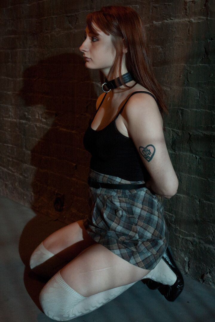 17P A estudante Violet Monroe consegue seu buraco anal fisgado por Isis Love em BDSM quente