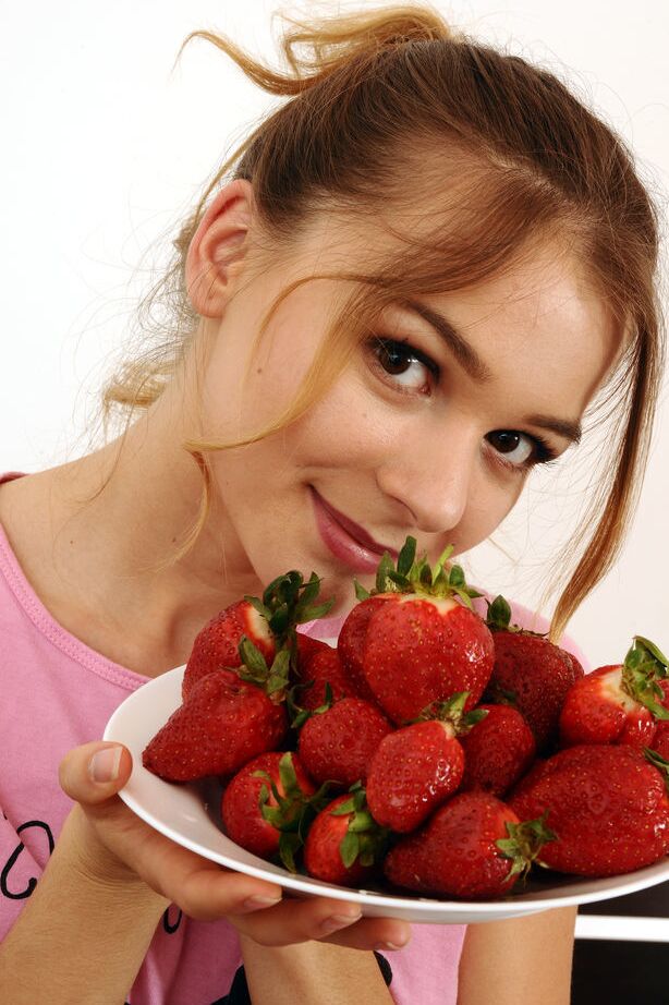 18P La encantadora joven Kaleesy se desnuda totalmente con un plato de fresas a mano