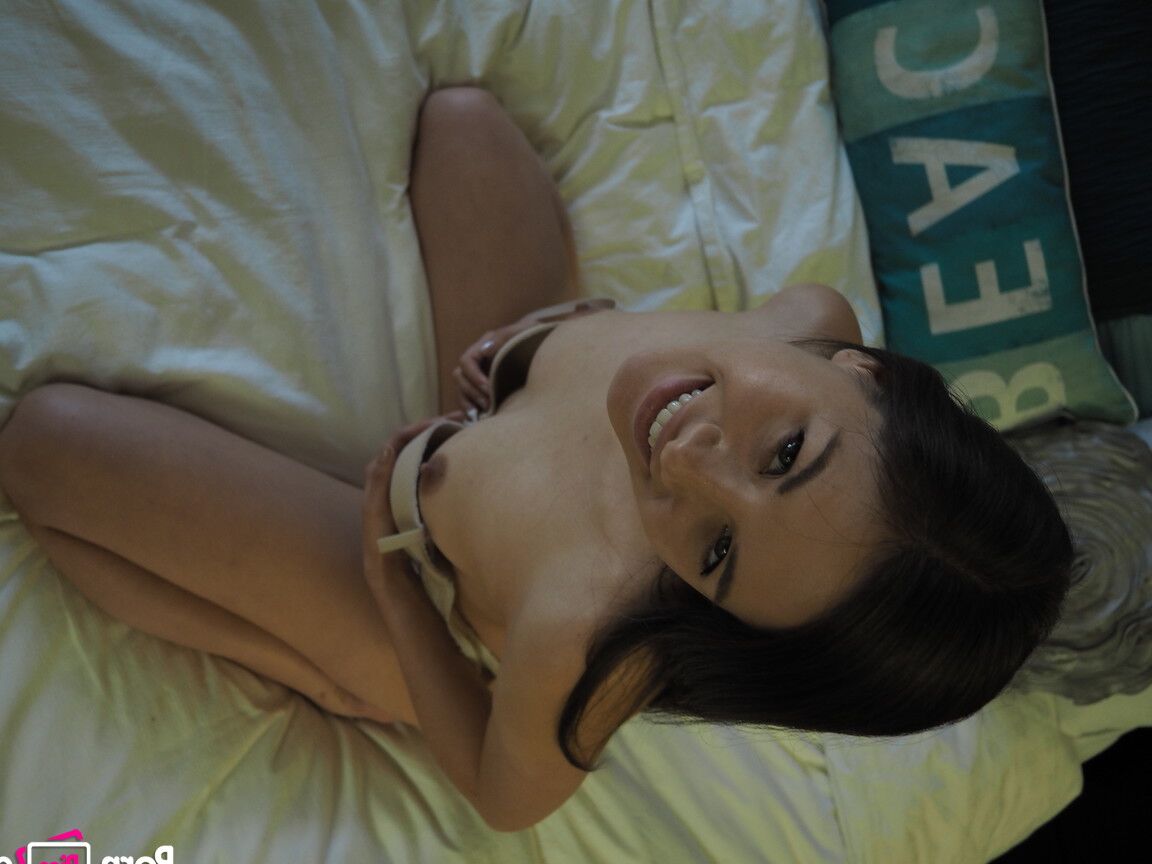 21P La morena Shyla Jennings mostrando su pequeño cuerpo desnudo en la cama