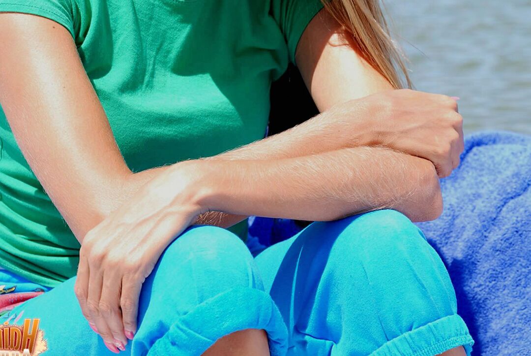 15P 着衣の素人ロリ・アンダーソンが海の近くで長い腕の毛を引っ張る