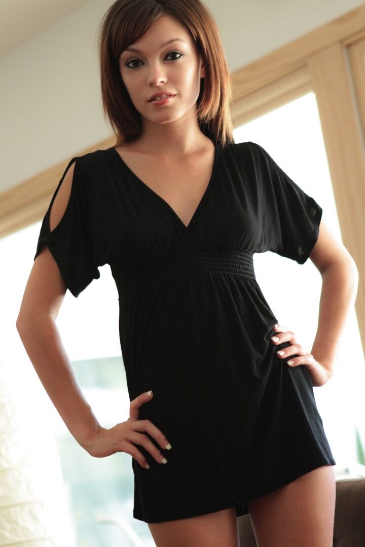 10P La hermosa morena Ashley Doll trabaja su culo apretado mientras se quita un vestido negro