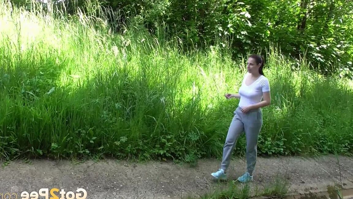 15P 歩道で小便をするためにしゃがむショート撮影の女の子アントニア・サインツ