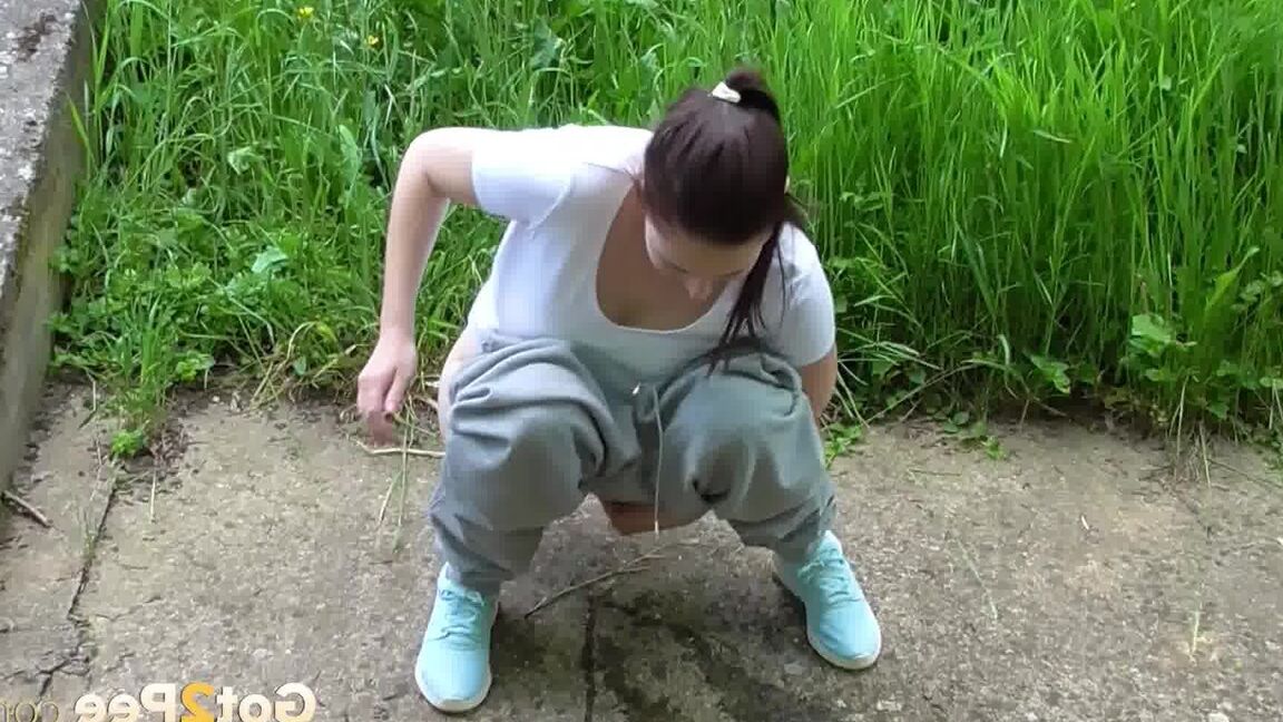 15P 歩道で小便をするためにしゃがむショート撮影の女の子アントニア・サインツ