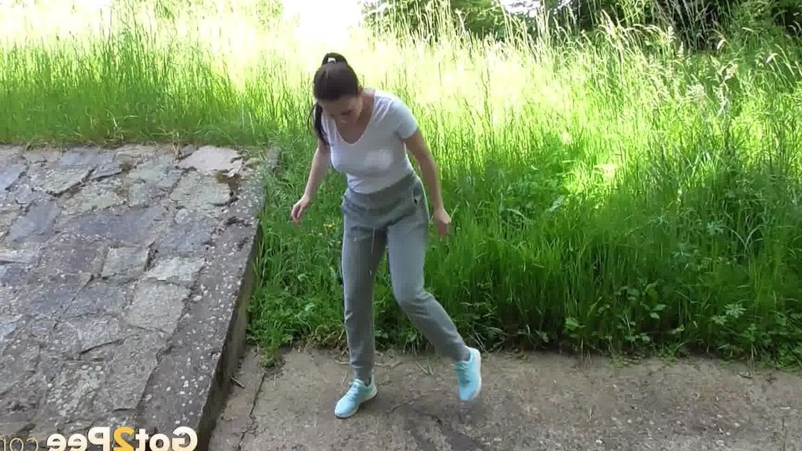 15P 歩道で小便をするためにしゃがむショート撮影の女の子アントニア・サインツ