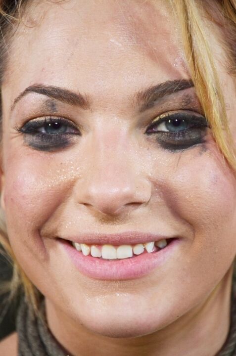 16P La mujer tatuada Dahlia Sky tiene los ojos vendados y atada para sexo oral duro