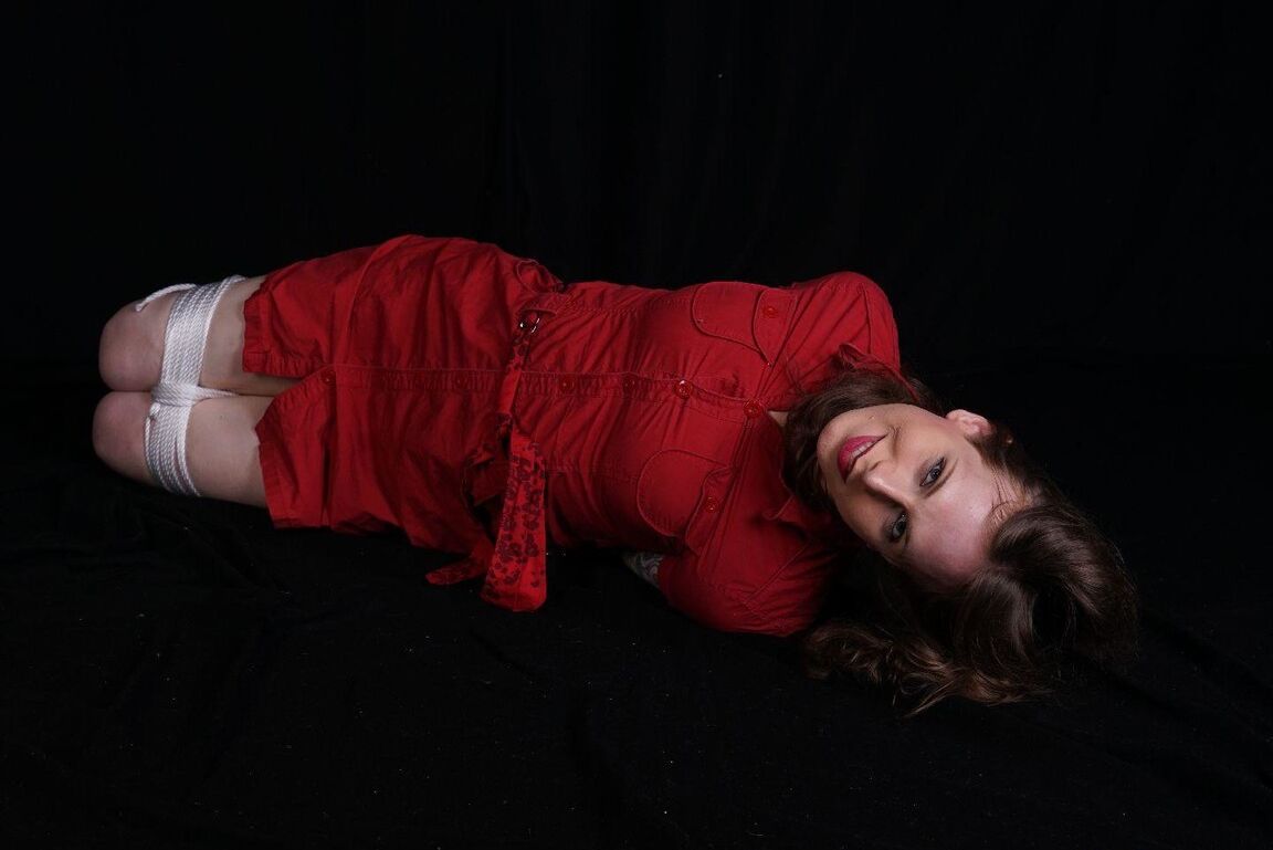 16P Sexy gefesselte Mädchen im Dunkeln gefesselt