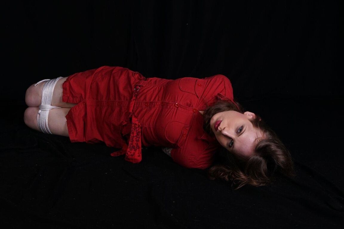 16P Sexy gefesselte Mädchen im Dunkeln gefesselt