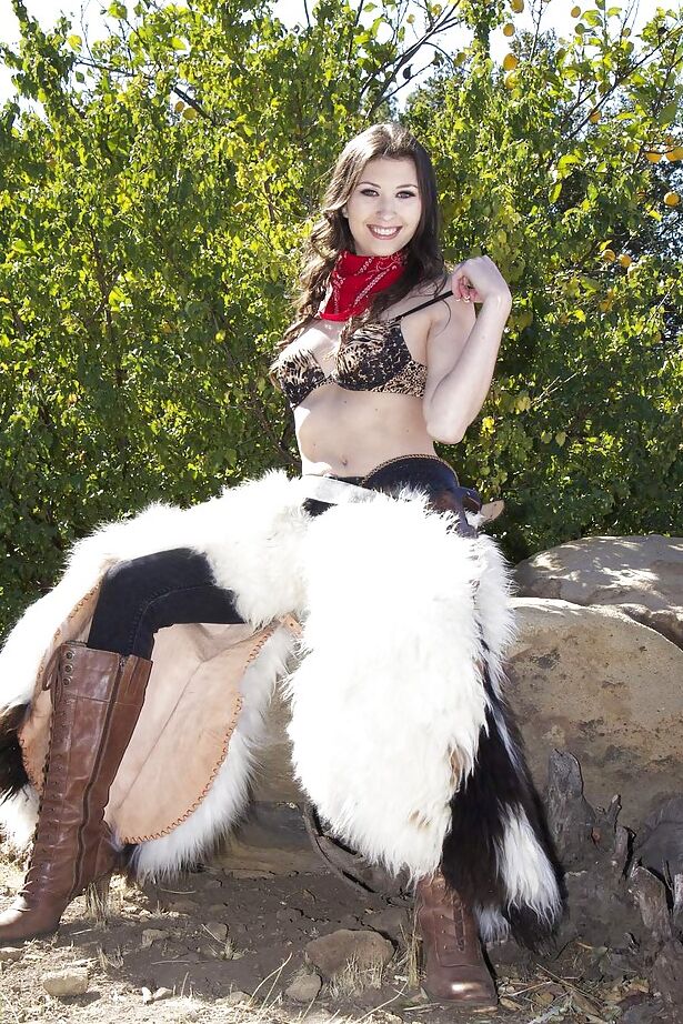 La estrella porno 16P Luna Star se quita el atuendo de vaquera para posar desnuda con una pistola en el desierto