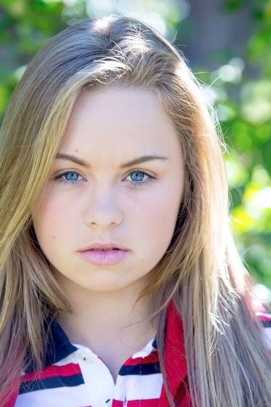 16P A fofa adolescente Madison Chandler descobrindo suas curvas tentadoras ao ar livre