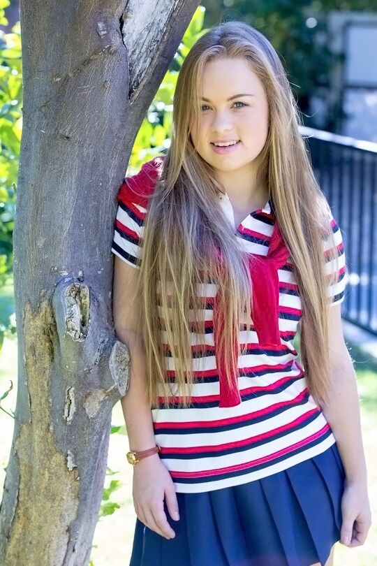 16P A fofa adolescente Madison Chandler descobrindo suas curvas tentadoras ao ar livre