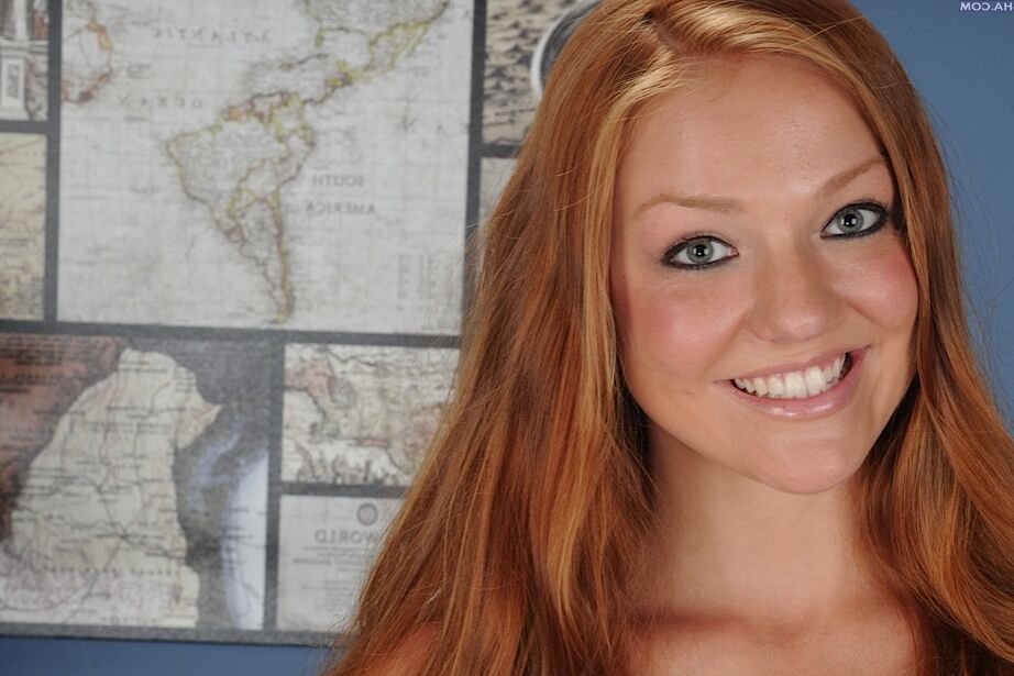 16P La jolie adolescente Farrah Flower montre ses belles fesses d'adolescente