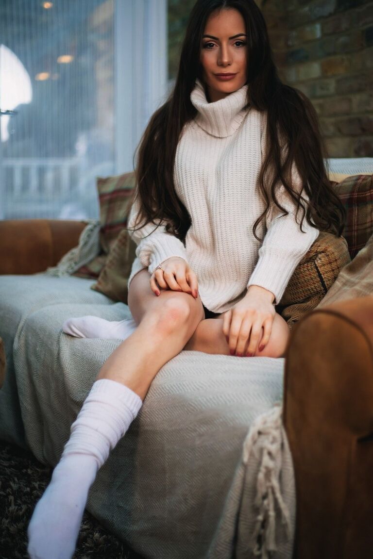 12P La amateur británica Laura Hollyman descubre sus grandes tetas con calcetines blancos