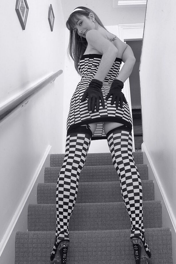 21P La bombón amateur Honey B muestra su coño y se mete los dedos en las escaleras