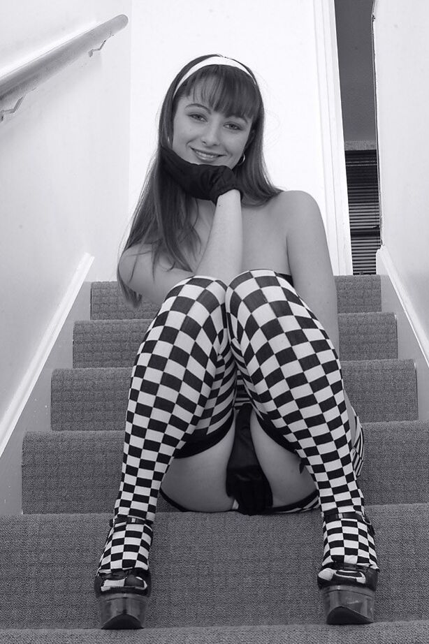 21P La bombón amateur Honey B muestra su coño y se mete los dedos en las escaleras